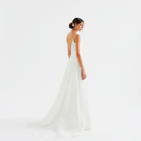 Como escolher vestido de noiva minimalista: guia para planejar sem erros